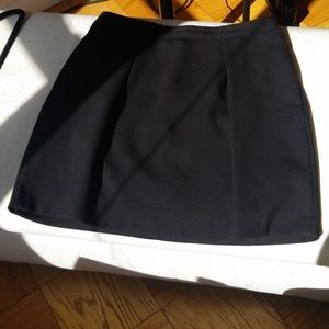 Black skirt with pockets and gold zipper